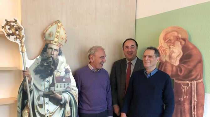 Zwischen zwei Heiligen (St. Wolfgang, links, und Bruder Konrad) freuen sich Klaus Paech, Dekan Hermann Friedl und Dr. Eberhard B