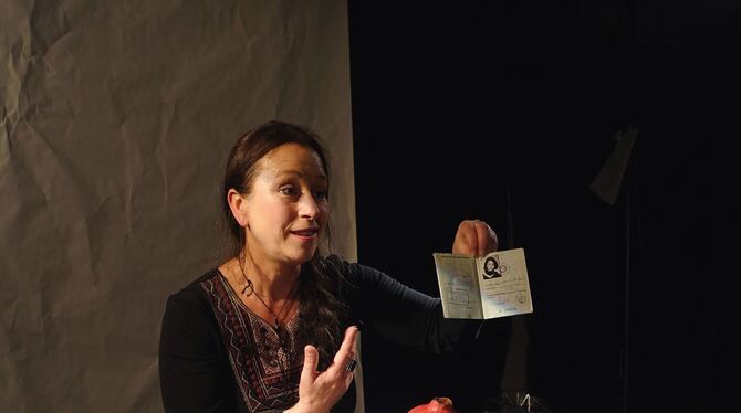 Janne Wagler in ihrem Theaterstück »Die Brücke nach Haifa«.  FOTO: THEATER GOBELIN