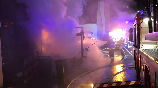 Beim Eintreffen der Feuerwehr brannte der Kleintransporter lichterloh.