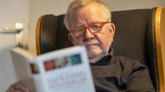Philosoph Rüdiger Safranski liest ein Buch