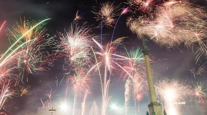 Menschen feiern Silvester