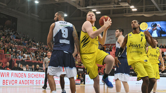 Tigers-Center Philipp Neumann (Mitte) fällt mehrere Wochen aus. Foto: Eibner