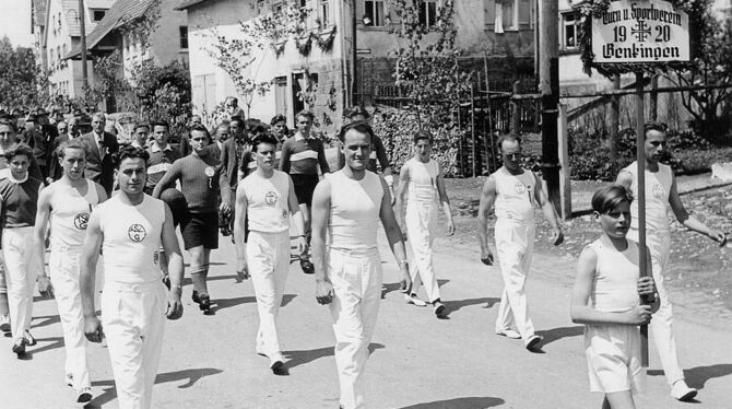 Der TSV Genkingen beim Festzug anlässlich des Sängerfestes 1954 in Genkingen.  FOTOS: VEREIN