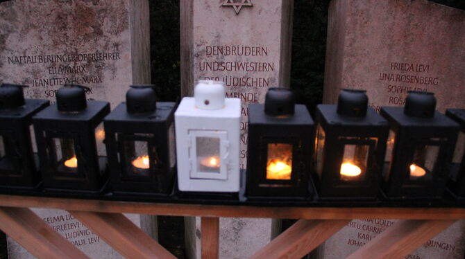 Die Chanukkia – der achtarmige Leuchter – steht vor dem Denkmal für die jüdische Gemeinde in Buttenhausen. FOTO: DEWALD