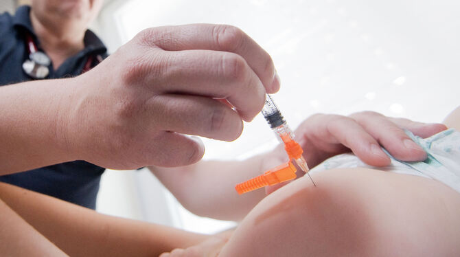 Die Impfung gegen Masern ist erst ab etwa einem Jahr möglich.  FOTO: DPA