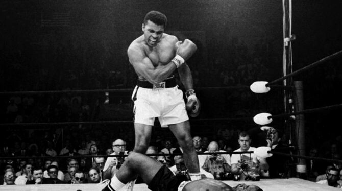 Kurzer WM-Kampf: Muhammad Ali 1965 in Siegerpose, Sonny Liston schon in der ersten Runde am Boden.  FOTO: PICTURE ALLIANCE/AP