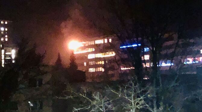 Eine Rakete hatte im achten Obergeschoss eines Wohnhochhauses in Reutlingen auf dem Balkon stehendes Mobiliar in Brand gesetzt.