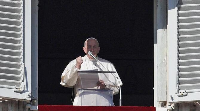 Papst Franziskus hält das Angelusgebet