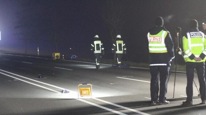 Polizisten stehen an der B27