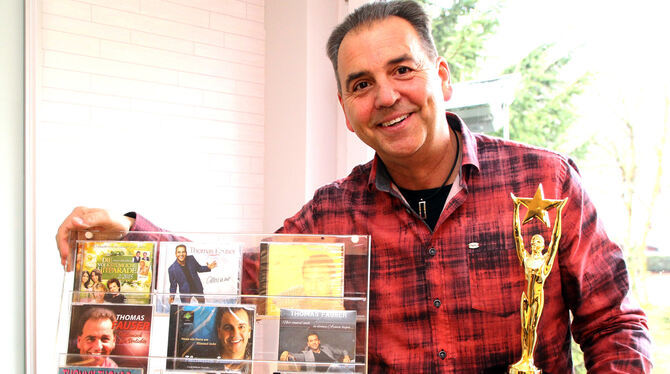 Thomas Fauser  mit seinen CDs und dem gewonnenen »Oscar« für sein Video zum Lied »Nur einmal noch  in deinen Armen  liegen«.  FO