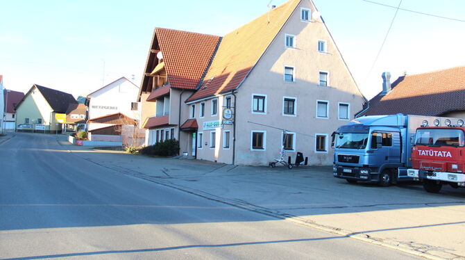 Das frühere Traditionsgasthaus »Rose« liegt direkt am Ortseingang von Pfronstetten an der Bundesstraße. FOTO: DEWALD