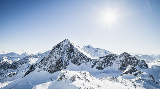 Da macht Skifahren doppelt Spaß: Königliche Fernsicht am Stubaier Gletscher.  FOTOS: TOURISMUSVERBÄNDE INNSBRUCK/STUBAI/TIROL