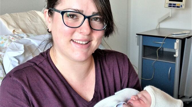 Sarah Koch und ihre Tochter Miriam. Das Mädchen ist Reutlingens Neujahrsbaby und hat sich gegen starke Konkurrenz durchgesetzt: