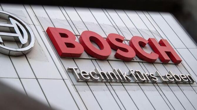 Das Logo von Bosch ist an einem Gebäude zu sehen