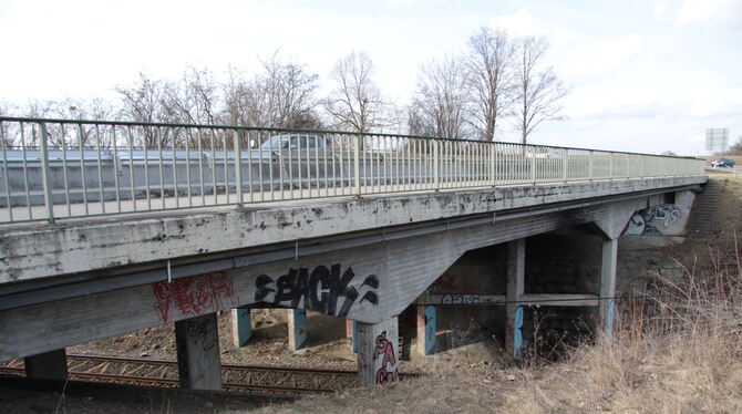 Die alte Brücke über die Bahnlinie an der L 384 direkt nach dem Nordring-Kreisel am Rand des Mössinger Gewerbegebiets Schlattwie