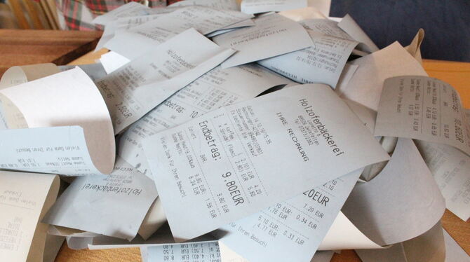 Die Kassenzettel-Ausbeute eines Samstags beim Loretto-Bäcker: für die Tonne produziert.  FOTO: FISCHER