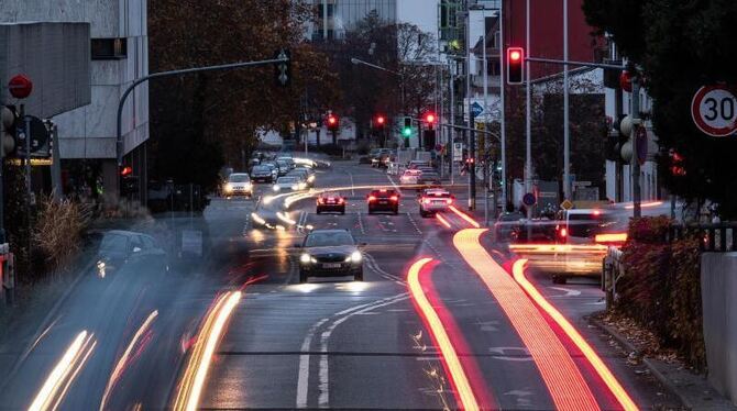 Autos fahren durch die Innenstadt