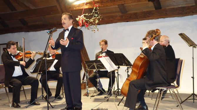 Volles Haus in der historischen Kelter von Grafenberg beim Konzert des Johann Strauss Festival Orchesters mit Heinz Knittel als
