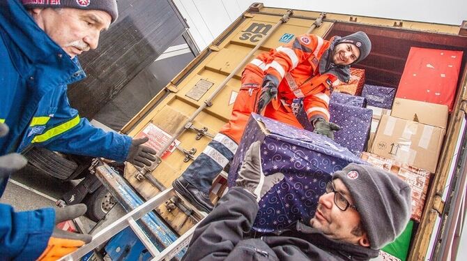 Sehnsüchtig erwartete Hilfspakete für Südosteuropa: Weihnachtstrucker der Johanniter in Bosnien (links) und in Albanien. FOTOS: