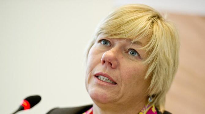 Sylvia Pilarsky-Grosch spricht in ein Mikrofon Sylvia Pilarsky-Grosch spricht in ein Mikrofon