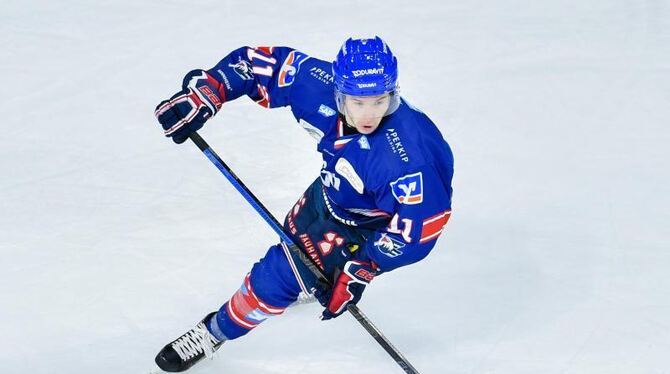 Janik Möser spielt den Puck