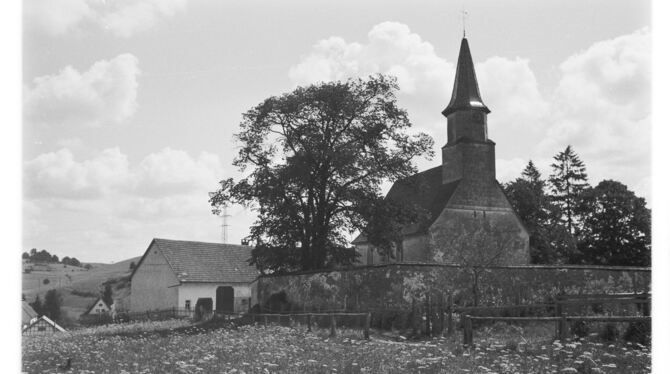 Friedhofsmauer und Kirche bilden eine trutzige Eintracht.  FOTOS: HOLLENBERG/WURSTER