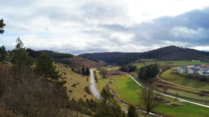 Die Straße ist heute breiter, der Radweg neu.