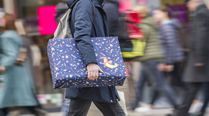 Nicht jeder ist mit dem Weihnachtsgeschenk zufrieden. Häufig folgt die Retoure. FOTO: DPA