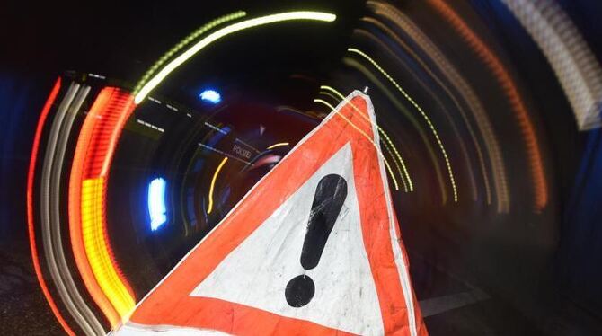 Ein Warndreieck mit dem Schriftzug »Unfall«