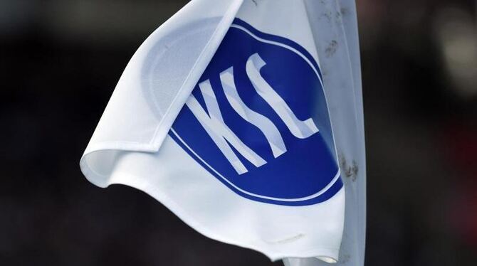 Die Fahne des Karlsruhe SC weht im Wind