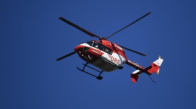 Rettungshubschrauber fliegt durch die Luft