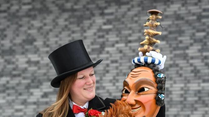 Bärbel Noel entstaubt eine Fastnachtsmaske einer Narrenfigur