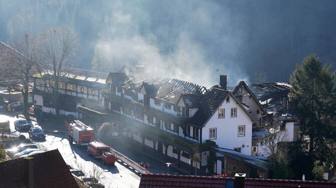 Rauch steigt aus dem zum Teil abgebrannten Dachstuhl des drei-Sterne-Restaurants »Schwarzwaldstube«.