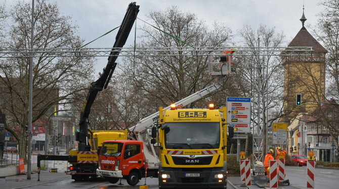 An drei Stellen wurden über die Lederstraße Schilderbrücken installiert. Lichtzeichen zeigen künftig an, wenn eine Spur reduzier