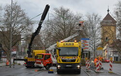An drei Stellen wurden über die Lederstraße Schilderbrücken installiert. Lichtzeichen zeigen künftig an, wenn eine Spur reduzier