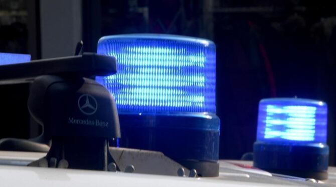 Blaulicht auf einem Polizeifahrzeug leuchtet