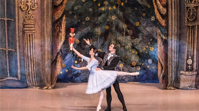 Szene aus dem Ballett »Der Nussknacker« mit den beiden Solisten.  FOTO: BALLETT