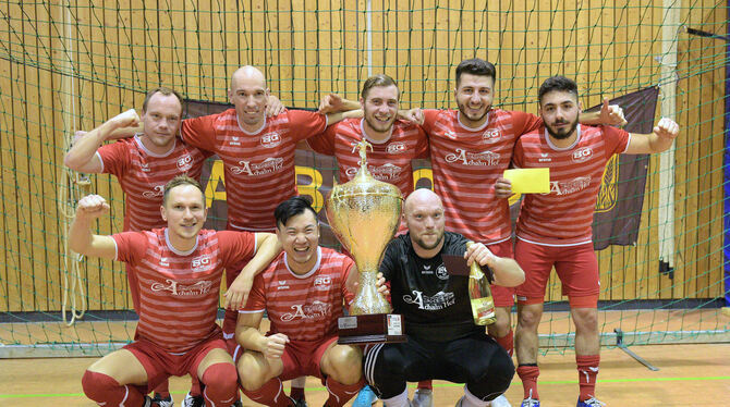 Setzt sich im Trochtelfinger Finale im Zehnmeterschießen gegen die U19 des VfL Pfullingen durch: Turniersieger SG Reutlingen.  F