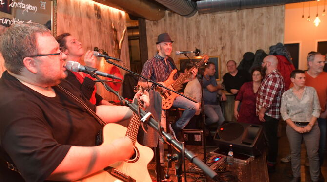 Livemusik gab’s nicht in allen Kneipen. Im »Vesper + Bier« unterhielten am Sonntagabend »Mojoe and the Captain« zahlreiche Nacht Livemusik gab’s nicht in allen Kneipen. Im »Vesper + Bier« unterhielten am Sonntagabend »Mojoe and the Captain« zahlreiche Nacht