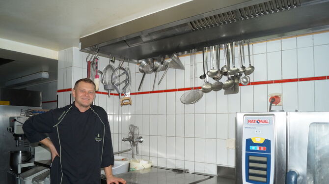 Der Kirchtäler  Alexander Schulz prägt die Küch e im Herrmanns in Münsingen.  FOTO: WURSTER