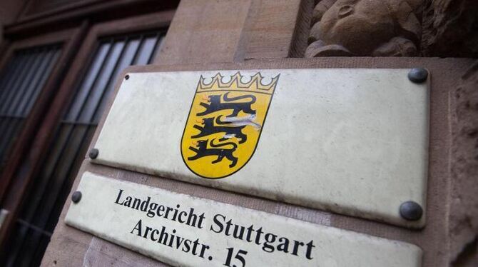 Ein Schild weist auf das Landgericht Stuttgart hin