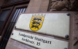 Ein Schild weist auf das Landgericht Stuttgart hin