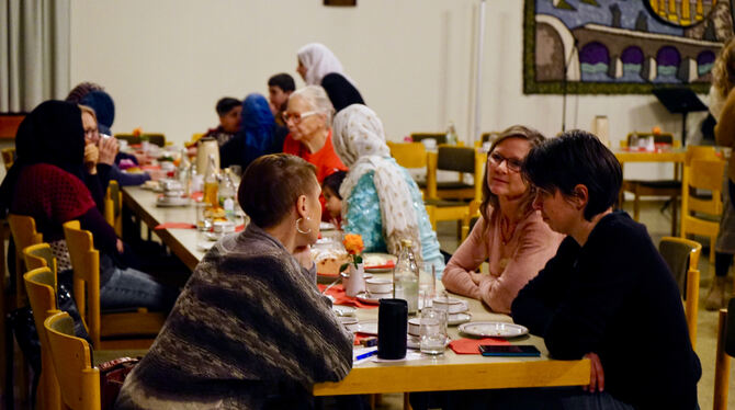 Beim Frauentreff im Gemeindehaus St. Wolfgang treffen sich Einheimische, Reigschmeckte und Flüchtlinge.  FOTO: LEIPOLD