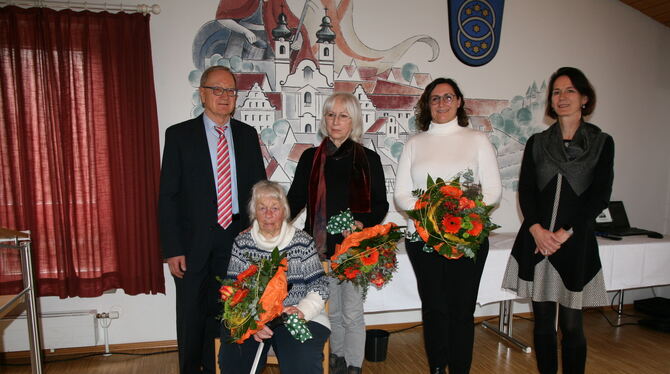 Maria Knab-Hänle (rechts) und Klaus Käppeler (links) ehrten beim Neujahrsempfang in Zwiefalten (von links) Gertrud Harndt, Betti