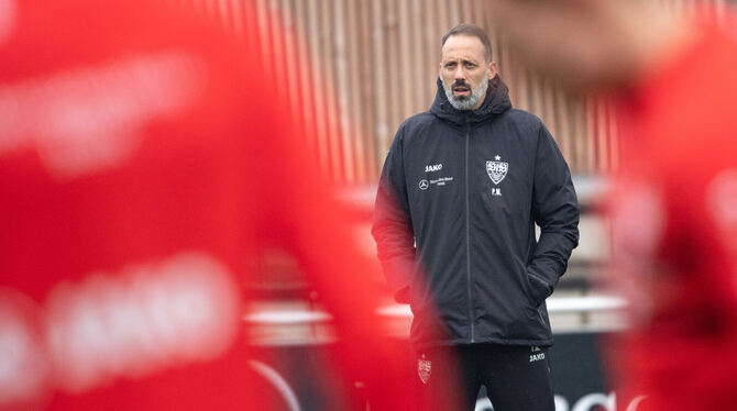 Der Neue in roter Umgebung: Cheftrainer Pellegrino Matarazzo hat seine erste Cheftrainerstelle beim VfB Stuttgart angetreten. FO