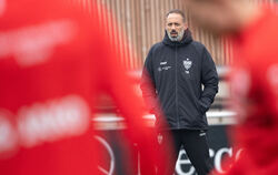 Der Neue in roter Umgebung: Cheftrainer Pellegrino Matarazzo hat seine erste Cheftrainerstelle beim VfB Stuttgart angetreten. FO