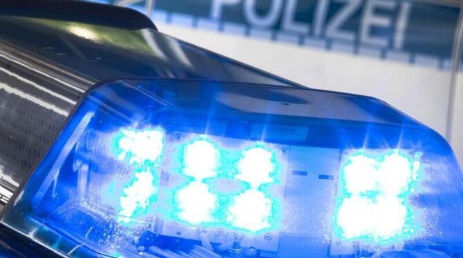 Ein Blaulicht leuchtet auf einem Polizeiwagen