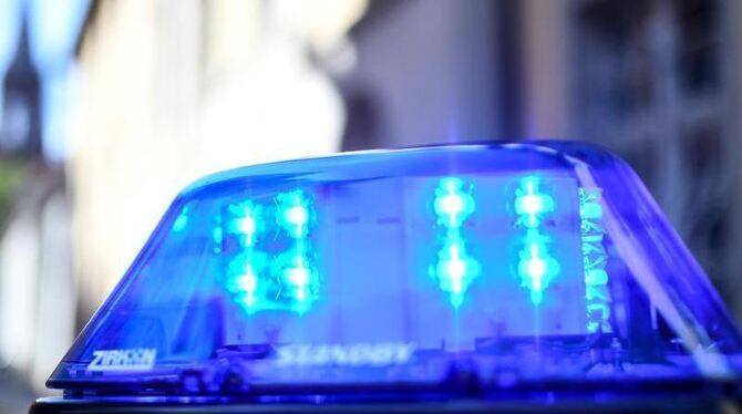 Das Blaulicht eines Polizeiautos leuchtet