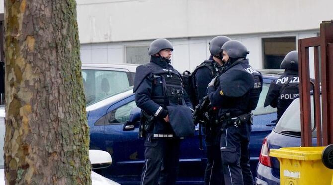 Die Polizei sichert ein Einsatzgebiet Die Polizei sichert ein Einsatzgebiet