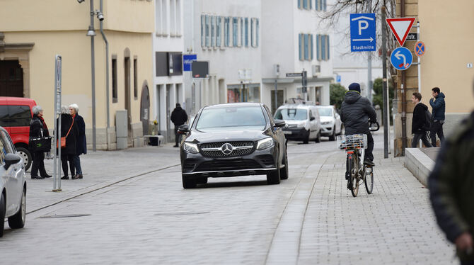 Autos – parkend oder fahrend wie hier in der Metzgerstraße – nehmen in den Innenstädten viel Raum ein. Die autofreie Altstadt so